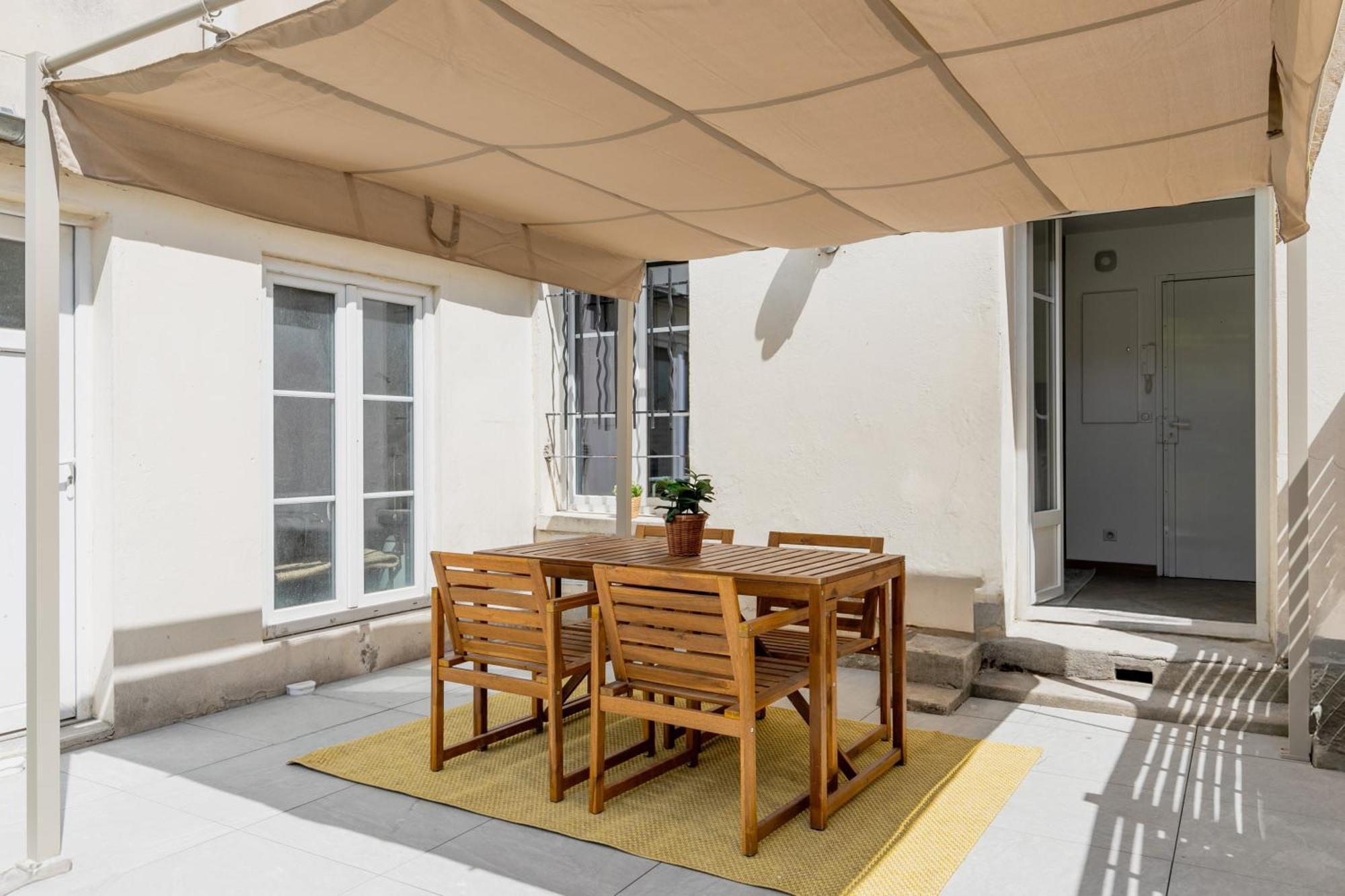 Play Ping Pong In Your Magical Garden In Appartamento Parigi
